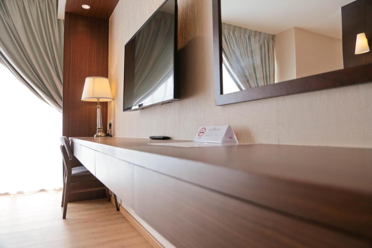 Top Holiday Hotel Seri Kembangan Exterior foto